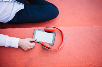 onko-aanikirjan-kuuntelu-lukemista-vai-ei